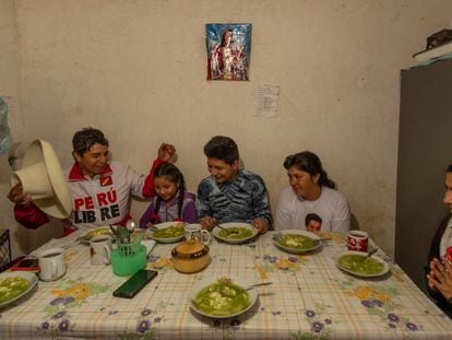 Pedro Castillo reza con junto a su esposa Lilia, y sus tres hijos Alondra, Arnold y Jennifer antes de tomar una sopa verde, plato tradicional de Cajamarca, Perú.