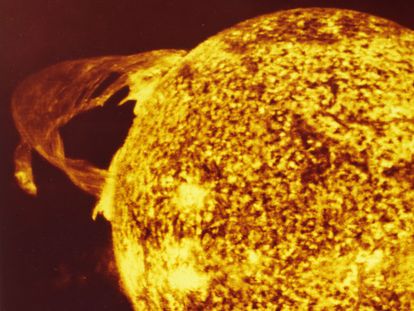 Las llamaradas solares a veces van acompañadas de la eyección de ingentes cantidades de plasma cuyas partículas impactan en la magnetosfera terrestre. En la imagen, una de las primeras fotografiadas por el Skylab, en 1974.