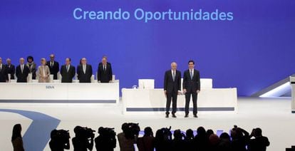 El presidente, Francisco González, y el consejero delegado, Carlos Torres, al inicio de la junta general de accionistas celebrada en Bilbao.