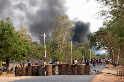 Barricada de fuerzas opositoras a la junta militar, en Taze, en Myanmar, el pasado 7 de abril.