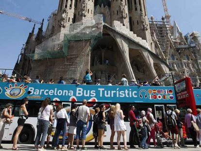 Autob&uacute;s tur&iacute;stico ante la Sagrada Familia de Barcelona.