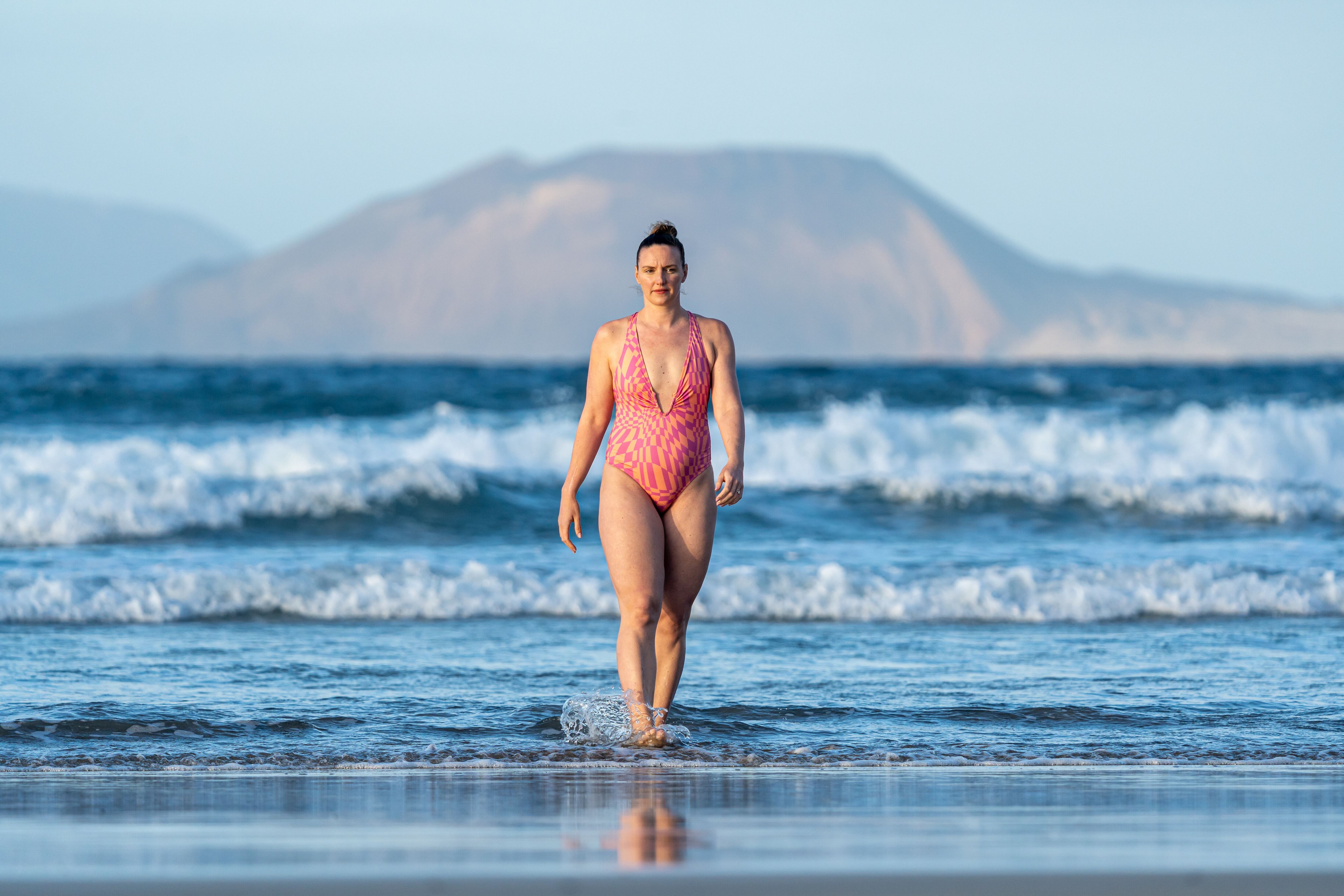 La nadadora húngara en la playa de Famara, en Lanzarote.