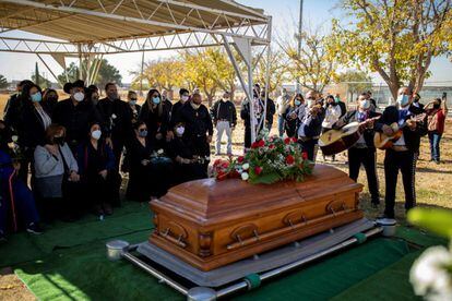 Una banda de mariachis actúa durante el funeral de una víctima de la covid-19, en El Paso (Estados Unidos).