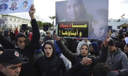 Familiares de los muertos en el campamento de Gdaim Izik reclaman justicia el pasado enero frente a la corte del tribunal donde comenz&oacute; el juicio contra 24 saharauis, en Sal&eacute;, cerca de Rabat. 