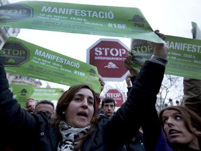 Cientos de ciudadanos se han manifestado contra los desahucios en la manifestaci&oacute;n celebrada este s&aacute;bado en Valencia. 