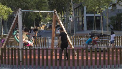 Una familia en uno de los parques de la Supermanzana