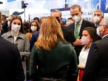 Felipe VI y la reina Letizia, junto al presidente de la República Dominicana, Luis Abinader, durante su visita a Fitur este miércoles.