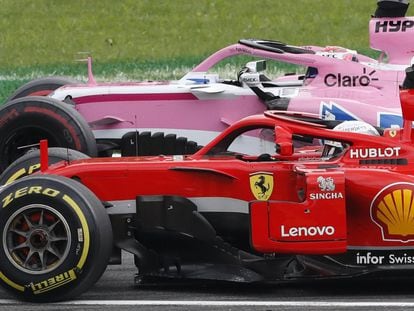 Sebastian Vettel (en el monoplaza de Ferrari) trata de adelantar a Sergio Pérez en una carrera de Fórmula 1 el año pasado.