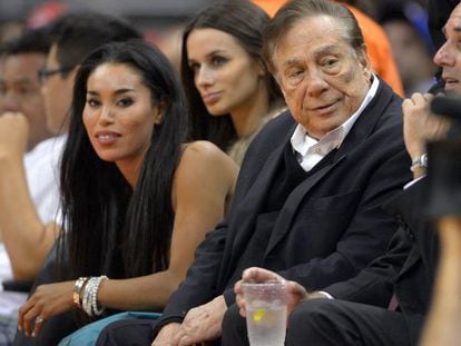 Sterling en octubre en un partido de los Clippers. A la izquierda de la imagen, su novia V. Stiviano.