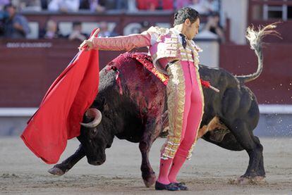 El diestro Luis Bolívar, con la muleta en el primero de su lote.