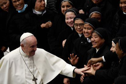 El Papa saludaba, el miércoles, a unas monjas al final de su audiencia en el Vaticano.