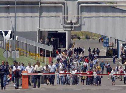 Trabajadores  de Pegaso-Iveco en Madrid abandonan la fábrica tras concluir su turno.