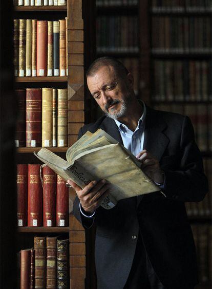 Arturo Pérez-Reverte, autor de <i>El club Dumas</i> y académico, fotografiado hace unas semanas en la biblioteca de la Real Academia Española, en Madrid. 
Foto: Gorka Lejarcegi