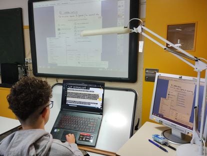 En la imagen, Alfredo Navarro, con discapacidad visual y 16 años, trabaja con su ordenador adaptado.