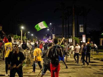 Manifestantes desafían el toque de queda en Lagos este martes 20 de octubre.