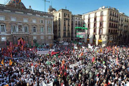 Miles de personas han desbordado este jueves la plaza Sant Jaume de Barcelona ante el Palau de la Generalitat para expresar su rechazo a los recortes anunciados en los servicios públicos como la sanidad y la educación, en un acto convocado por los sindicatos.