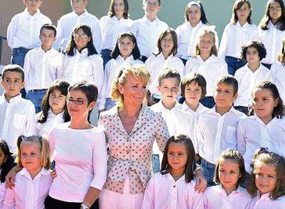 La presidenta Aguirre posa con algunos de los niños del colegio Nuestra Señora de Navahonda.