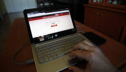 Una persona descarga contenidos piratas 'online' desde un ordenador portátil.