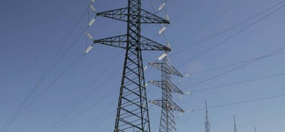 El precio mayorista de la luz baja 23% en el primer día del tope al gas
