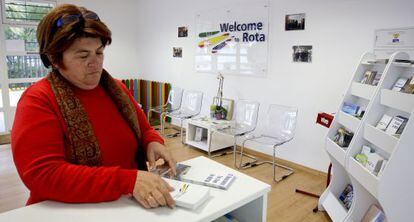 Una empleada de la oficina Welcome Rota.