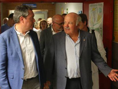 En foto, el alcalde de Sevilla, Juan Espadas (izquierda), y el consejero andaluz de Salud, Jesús Aguirre, visitan a algunos afectados por el brote, el pasado viernes en Sevilla. En vídeo, Fernando Simón habla en la cadena SER.