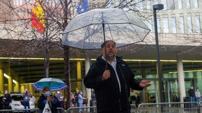 El líder de ERC, Oriol Junqueras, atiende a los medios ante la Ciutat de la Justicia, en Barcelona, el pasado noviembre.