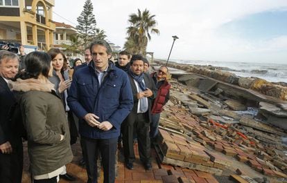 El ministro de Fomento, &Iacute;&ntilde;igo de la Serna, visita los destrozos que el temporal ha dejado en Almenara. 