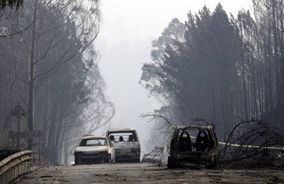 L'incendi es manté actiu en quatre fronts i ha obligat a tallar diverses carreteres de Pedrógão Grande.