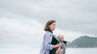 Carla Simón, con su hijo, en tareas de localización para su película en el muelle de Carracido, en las islas Cíes.