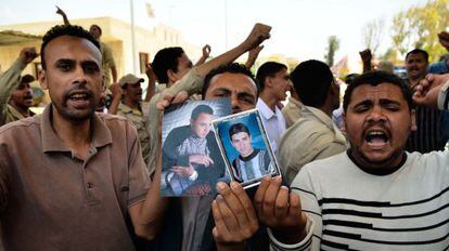 Manifestantes egipcios piden, este lunes, cerca de Rafah, en la frontera entre Egipto y Gaza, la liberación de los soldados secuestrados