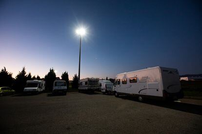Grupo de caravanas agrupadas en el aparcamiento público próximo a las piscinas municipales de Son Hugo. Palma de Mallorca.