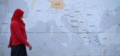 Una mujer camina este mi&eacute;rcoles junto a un mapa de Europa en la localidad griega de Idomeni, cerca de la frontera con Macedonia.