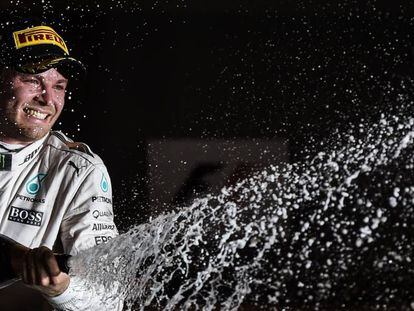 Rosberg celebra una victoria en Singapur, este año.