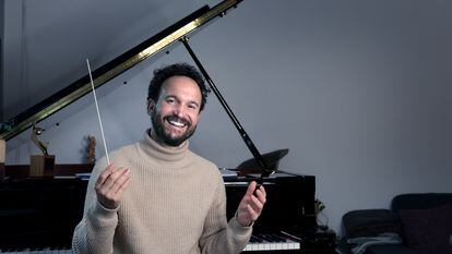 El compositor Juan Antonio Simarro fotografiado en su casa de Madrid el 29 de diciembre.