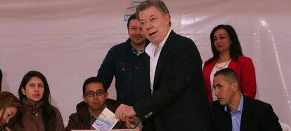 El president Santos vota en el referèndum sobre els acords de pau, el passat 2 d'octubre.