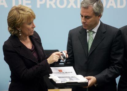 Esperanza Aguirre, siendo presidenta de la Comunidad de Madrid, y el entonces juez decano José Luis González Armengol, en un acto en 2004.
