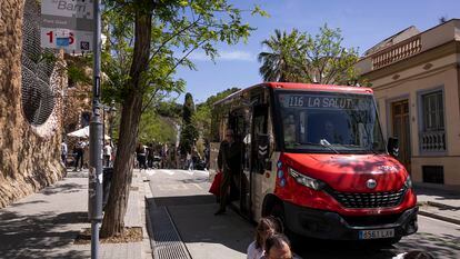 El bus del barrio 116 de Barcelona, que tiene parada en la puerta principal del Park Güell, este jueves, tras desaparecer de Google Maps.