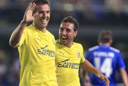 Carlos Marchena celebra su gol, el primero de su equipo, con su compañero Santi Cazorla.