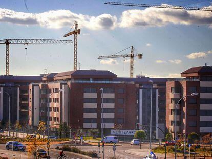 Gr&uacute;as en la construcci&oacute;n de una promoci&oacute;n de vivienda nueva en el barrio de Arroyofresno, distrito de Fuencarral (Madrid).
