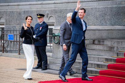 El príncipe Joaquín, seguido de su esposa, la princesa Marie, este sábado a su llegada al Consistorio de Copenhague.