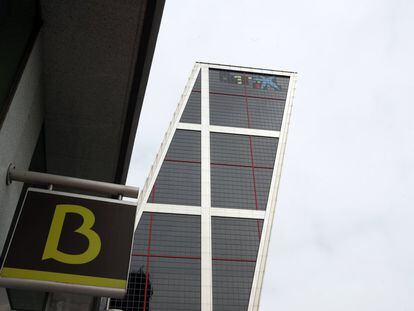 La torre Kio de Bankia con el logo de CaixaBank fotografiado desde una Sucursal de Bankia.