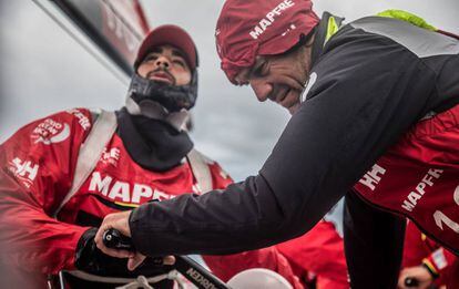 Xabi Fernández y Willy Altadill durante una maniobra del Mapfre en el ocáno Sur.