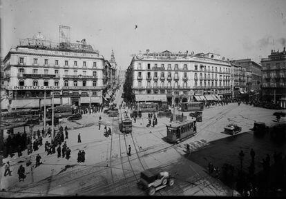 Placa fotográfica tomada por Cajal en la Puerta del Sol de Madrid.