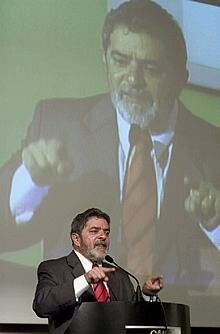 El candidato Lula se dirige a empresarios en Brasilia.