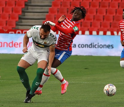 Domingos Quina (derecha) pelea el balón con Gonzalo Verdú este domingo en el estadio Nuevo los Cármenes.