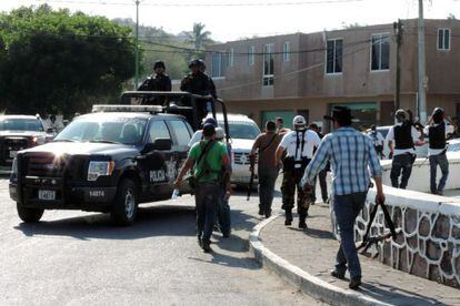 Autodefensas y polic&iacute;as patrullan Arteaga (Michoac&aacute;n).