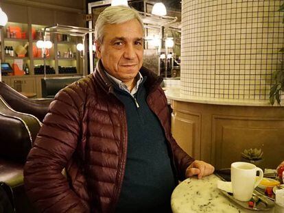 Yassin al Haj Saleh durante la entrevista con EL PA&Iacute;S el pasado 22 de enero en un caf&eacute; de Estambul