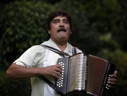 Imagen de archivo del músico fallecido durante una conferencia de prensa en CDMX en 2009  