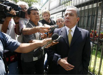 El líder opositor venezolano Manuel Rosales, habla con los periodistas en Lima (Perú).