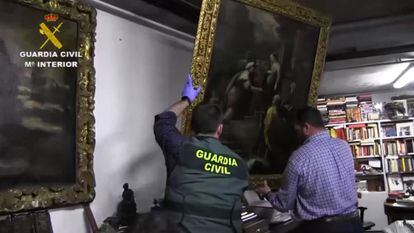 Uno de los registros de la Guardia Civil para recuperar las obras del legado de Julio Muñoz Ramonet, en una de las viviendas de sus familiares.